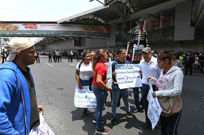 Un año después de haber tomado los accesos al Aeropuerto Internacional de la Ciudad de México, padres y madres de niños con cáncer pidieron a las autoridades de salud de México que solucionen lo 'antes posible' el desabasto de quimioterapias para los pequeños. (ARCHIVO)