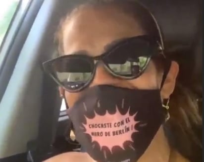 La colección de cubrebocas lavables lleva por nombre 'Niurka x Happy' y se encuentra integrada de 6 modelos diferentes que tienen sus icónicas frases plasmadas en la parte delantera de las mascarillas. En ellas podemos encontrar algunas como 'Tú no eres vedette', 'Te quisiste lucir', 'I'm sorry for everybody' y la que no puede faltar: '¿Bailas?' (INSTAGRAM) 