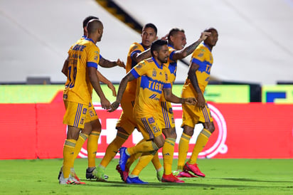 Jugadores de Tigres celebran luego de marcar el segundo tanto en la victoria de su equipo 2-1 sobre el Puebla. (JAM MEDIA)