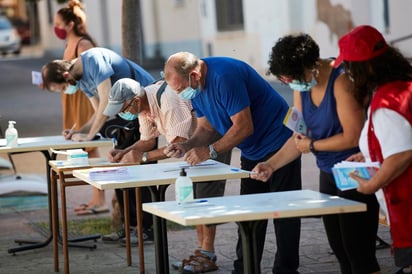 España sumó este miércoles otros 3,172 contagios de coronavirus y registró un repunte de los detectados en 24 horas hasta los 1,690, lo que eleva el total de infectados a 329,784 desde el inicio de la pandemia. (ARCHIVO) 