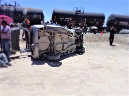 La unidad terminó volcada a un lado de las vías y el conductor sufrió lesiones que lo tienen hospitalizado. 
(EL SIGLO DE TORREÓN)