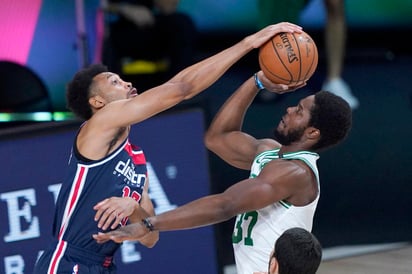 Thomas Bryant anotó 26 puntos y recuperó nueve rebotes para que los Wizards de Washington derrotasen el jueves 96-90 a los Celtics de Boston y conseguir su solitaria victoria en la reanudación de la NBA. (ARCHIVO)