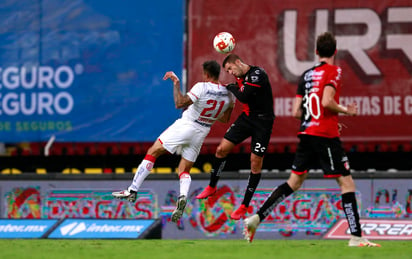 Los Rojinegros del Atlas siguen sumergidos en una grave crisis de resultados en el actual Torneo Guard1anes 2020 del futbol mexicano y este jueves cayeron en su casa 1-2 ante el Toluca, en un partido donde todas las anotaciones se transformaron desde el manchón penal. (ARCHIVO)