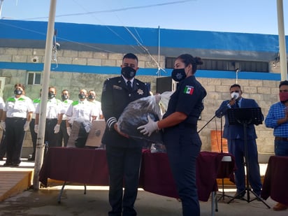 En el edificio de la Dirección de Seguridad Pública Municipal se hizo la entrega simbólica de los uniformes a los elementos. (EL SIGLO DE TORREÓN) 