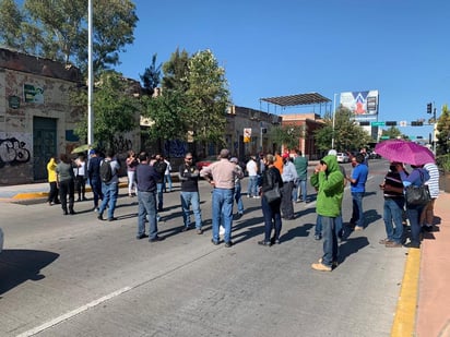 La manifestación se realizó a la altura de la Secretaría de Finanzas para solucionar sus peticiones. (EL SIGLO DE TORREÓN) 