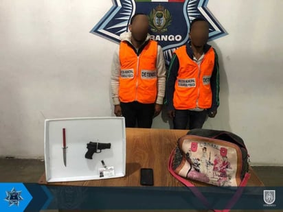 Agentes municipales arrestaron a dos sujetos que fueron sorprendidos al asaltar a una mujer en la vía pública, a la que amagaron con una pistola de juguete y un cuchillo de cocina (EL SIGLO DE TORREÓN) 