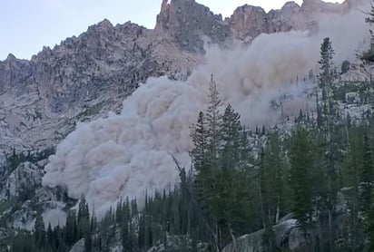 El pico de la montaña colapsa y arrasa con todo a su paso.(INTERNET)