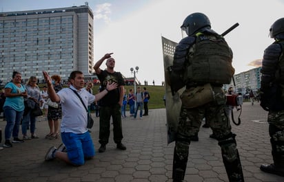 El presidente de Bielorrusia, Alexandr Lukashenko, recomendó hoy a sus compatriotas que “no se asomen a la calle”, al tiempo que denunció una “agresión” exterior por parte de los ciudadanos de varios países europeos que promueven las protestas antigubernamentales. (ARCHIVO) 