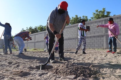 En el marco de la conmemoración del Día Interamericano de la Calidad del Aire, en Francisco I. madero se desarrolló una campaña de reforestación en la Unidad Deportiva, con el objetivo de mejorar las condiciones que se ofrecen a las personas que acuden a practicar de alguna manera la activación física en ese lugar. (MARY VÁZQUEZ)