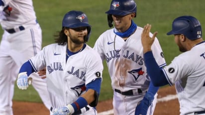 El miércoles, por la noche, Toronto sacudió siete vuelacercas pero cayó por 14-11 ante Miami en el Sahlen Field. Ahora, los Azulejos son el cuarto equipo en la historia de las mayores que ha disparado al menos seis cuadrangulares en duelos seguidos, uniéndose a los Dodgers (1996), los Angelinos (2003) y Washington (2012). (CORTESÍA)