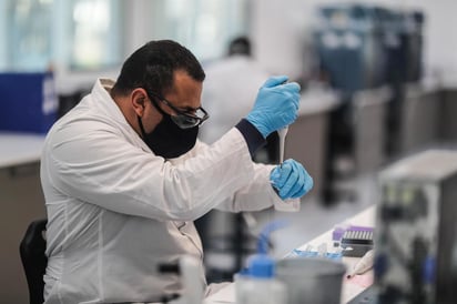 Trabajadores del laboratorio mAbxience, elegido por AstraZeneca para la producción en Latinoamérica de la vacuna contra el COVID-19.