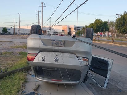 El conductor, que está identificado como Daniel de 25 años de edad, quien manejaba un vehículo de la marca Volkswagen tipo Gol color plata modelo 2013, fue trasladado a bordo de una ambulancia hasta las instalaciones de la Cruz Roja, donde se encuentra recibiendo atención médica y bajo custodia de las autoridades. 
(EL SIGLO DE TORREÓN)