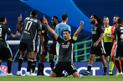 El fútbol francés tendrá por primera vez en su historia a dos de sus equipos en las semifinales de la Liga de Campeones tras la clasificación del Olympique Lyon, que venció al Manchester City (1-3) y que acompaña al París Saint Germain, que obtuvo su pase el pasado jueves tras batir al Atalanta (2-1). (ARCHIVO)