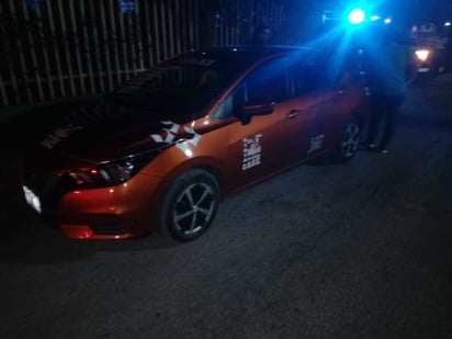 Los primeros reportes indicaron que el vehículo que participó en el accidente es un taxi Nissan Versa 2020 de color naranja. (EL SIGLO DE TORREÓN)