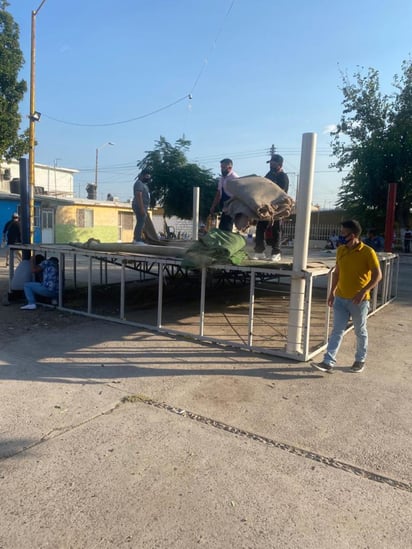 A las 19:30 horas se procedió desmontar el cuadrilátero y sillas, que ya se encontraban en el área.