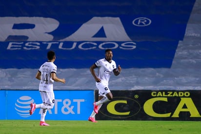 Hugo Silveira (d) festeja luego de anotar el cuarto gol de los Gallos, su segundo en el encuentro. (JAM MEDIA)