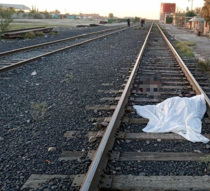 El cuerpo de más de 60 años fue localizado sobre las vías del tren; se investigan los hechos. (EL SIGLO DE TORREÓN)