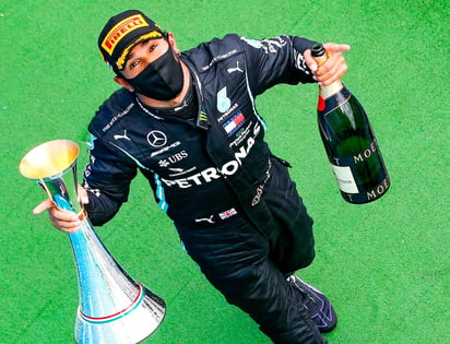  Lewis Hamilton triunfó en el Gran Premio de España, para extender su ventaja en el campeonato mundial y enmarcar otro récord en la Fórmula Uno. (ARCHIVO)