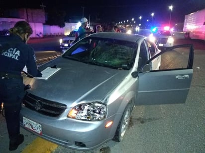 El vehículo señalado como responsable es de la marca Suzuki Forenza, modelo 2007, color gris, el cual portaba placas de circulación de una organización de empadronamiento de vehículos de procedencia extranjera.
(EL SIGLO DE TORREÓN)