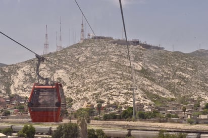 El recorrido del teleférico de Torreón se agilizó a una duración de cinco minutos, para dar fluidez y evitar la aglomeración de personas. Las góndolas son sanitizadas entre cada paseo. (EL SIGLO DE TORREÓN)