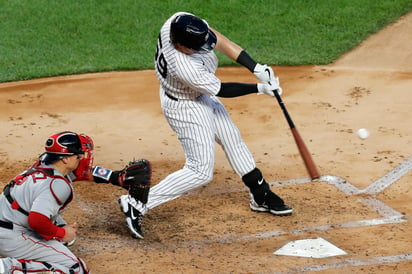 Luke Voit conecta uno de sus dos cuadrangulares, en la victoria de Yanquis 6-3 sobre Medias Rojas. (AP)