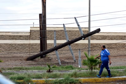 El servicio de energía se vio interrumpido luego de que cerca de 20 postes fueran derribados por el viento.