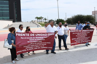 De cara al próximo proceso electoral en Coahuila, militantes y simpatizantes de Morena protestaron esta tarde en Torreón para denunciar una supuesta imposición de candidatos y candidatas a diputados locales por la vía plurinominal y una manipulación en la selección de los aspirantes por mayoría por parte de las hermanas Miroslava y Hortencia Sánchez Galván. (ARCHIVO)