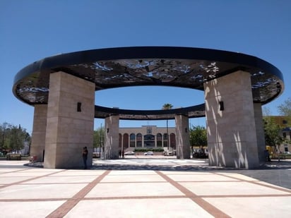 La recién remodelada plaza principal, fue cerrada por la Policía COVID. (EL SIGLO COAHUILA)