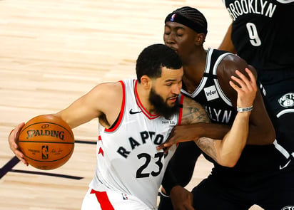 Norman Powell anotó 24 puntos, incluyendo la clavada decisiva a segundos del final, para darles el miércoles a los Raptors de Toronto una victoria de 104-99 sobre los Nets de Brooklyn en el segundo partido de su serie de playoffs en la NBA. (ARCHIVO)