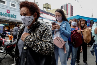 Brasil sumó en las últimas 24 horas 1,212 muertos por la COVID-19, con lo que ya totaliza 111,100 fallecidos, mientras que el número de casos confirmados sobrepasó los 3.45 millones, informó este miércoles el Gobierno. (ARCHIVO)