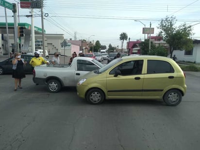 Los agentes de Peritos del Tribunal de Justicia Municipal aseguraron los dos autos y la camioneta para depositarlos en las instalaciones del corralón. (EL SIGLO DE TORREÓN)