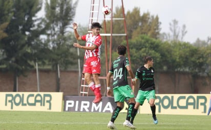 En ambos partidos celebrados, la intensidad en la disputa por la pelota fue en todo momento entre hidrocálidos y laguneros. (CORTESÍA)