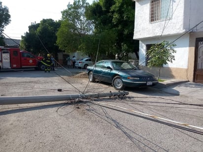 Atravesado sobre la privada Jardines del Sur quedó el poste derribado por el camión torton.