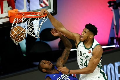 Giannis Antetokounmpo tuvo 35 puntos, 11 rebotes y siete asistencias y los Bucks de MIlwaukee vapulearon el sábado 121-107 al Magic de Orlando. (ARCHIVO)