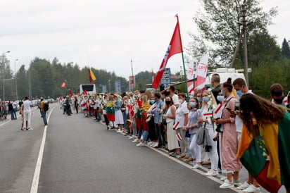 Más de 50,000 lituanos se unieron el domingo en una cadena humana que se extendió 32 kilómetros (20 millas) desde la capital Vilna hasta la frontera bielorrusa para expresar solidaridad con las manifestaciones en Bielorrusia a favor de la democracia. (EFE)