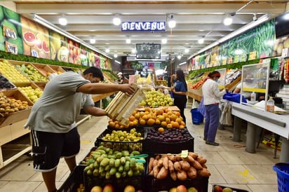 En la primera quincena de agosto de 2020 el Índice Nacional de Precios al Consumidor registró un incremento de 0.24% respecto a la quincena inmediata anterior, así como una inflación anual de 3.99%, la tasa más alta desde la primera quincena de junio de 2019. 
(ARCHIVO)