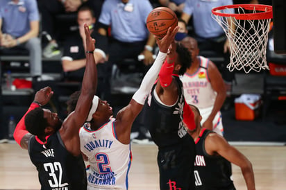 El Thunder se impuso en apretado duelo 117-114 a los Rockets, para igualar la serie a dos triunfos por bando. (AP)