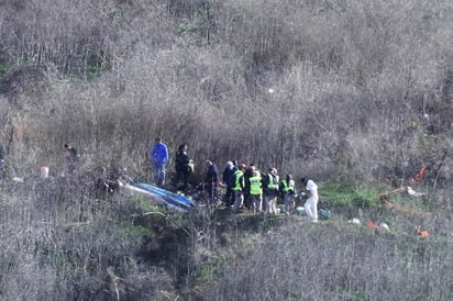 La compañía que operaba el helicóptero en el que murió Kobe Bryant, su hija Gianna y otras siete personas ha denunciado a dos controladores aéreos que presuntamente cometieron una serie de errores que provocaron el accidente. (ARCHIVO)