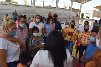 Las vecinas dijeron que están desesperadas por no tener el servicio de electricidad y acudieron con el alcalde para pedir su intervención. (EL SIGLO DE TORREÓN) 