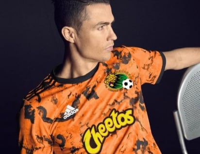 Con tonos naranja y estilo 'tie dye', la 'juve' deja de lado sus tonos serios y llega con un innovador diseño. (Twitter) 