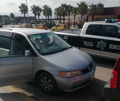 Agentes preventivos atendieron un parto al exterior del XXXIII Batallón de Infantería; la mujer se encontraba en el contingente que acudió al lugar por la visita del presidente Andrés Manuel López Obrador a Torreón, Coahuila. (EL SIGLO DE TORREÓN)