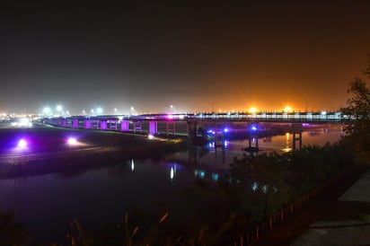 Con la finalidad de disminuir los viajes no esenciales, a partir de este miércoles las tarifas de cruce por el Puente Internacional número I de Eagle Pass a Piedras Negras, sufrió un aumento y ahora es de cinco dólares para los automovilistas; equivalente a 115 pesos por unidad automotriz. (ARCHIVO)