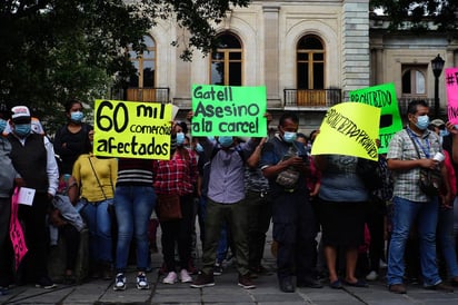 Este miércoles un grupo de comerciantes, empresarios y habitantes de comunidades de la región Mixteca de Oaxaca, que arribaron en autobuses, se pronunciaron en el zócalo de la capital en contra de la ley que prohíbe la venta directa de productos con alto contenido calórico a menores de edad, recién aprobada por el Congreso local. (EFE)