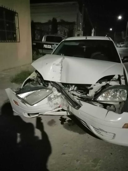 Se trata de un Ford Focus, de color blanco, modelo 2005, el cual se encontraba prácticamente destrozado de la parte frontal. (EL SIGLO DE TORREÓN)