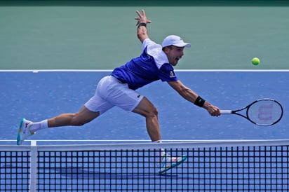 Roberto Bautista Agut vino de atrás para derrotar 1-6, 6-4, 6-3 a Daniil Medvedev. (AP)