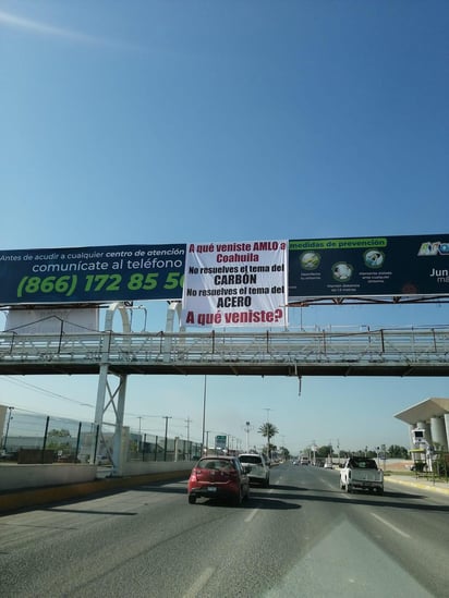 El Ayuntamiento de Monclova retiró las lonas que pusieron en puentes peatonales en contra del presidente Andrés Manuel López Obrador. (EL SIGLO CCOAHUILA)