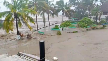 Las lluvias ocasionadas por la tormenta tropical 'Hernán' provocaron algunas inundaciones en los municipios de Bahía de Banderas y San Blas, Nayarit; además se registró la caída de árboles y deslaves en las carreteras Tepic–Puerto Vallarta y Tepic–Miramar. (TWITTER)