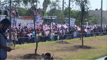 El presidente Andrés Manuel López Obrador acortó su participación a tres minutos con 20 segundos en la inauguración de las obras de mejoramiento urbano en Matamoros, Tamaulipas, debido al gran número de personas que se congregaron como si se trata de un mitin político y no se respetó la medida de sana distancia. (ESPECIAL)