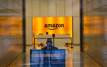 La multinacional estadounidense del comercio electrónico Amazon lanzó este jueves su propio monitor de actividad deportiva, Halo, que va acompañado de la correspondiente aplicación y quiere competir con los populares productos ya en el mercado de Apple y Fitbit. (ARCHIVO)