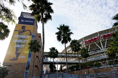 En el Petco Park de San Diego, se colocó una imagen monumental de Jackie Robinson, en apoyo a protestas. (AP)